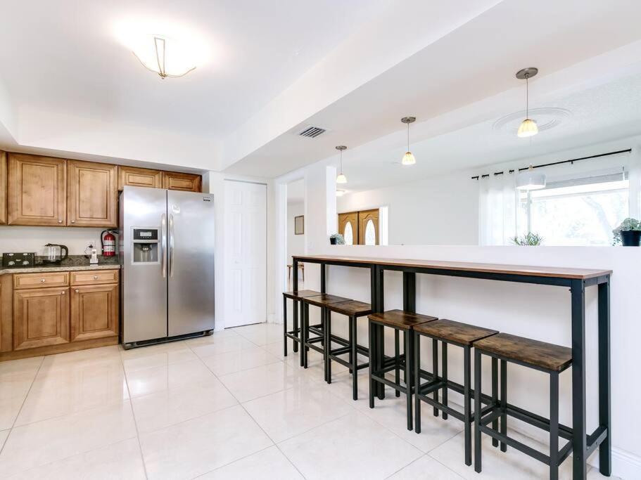Modern Spacious 5-Bedroom Home With Pool Hollywood Ngoại thất bức ảnh