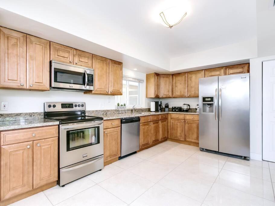 Modern Spacious 5-Bedroom Home With Pool Hollywood Ngoại thất bức ảnh