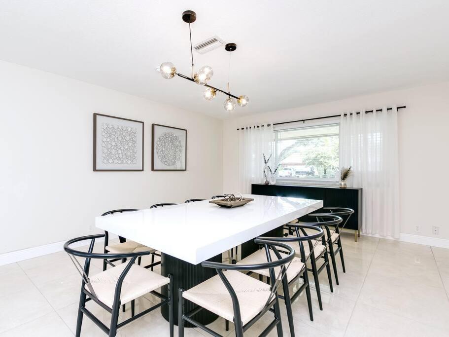 Modern Spacious 5-Bedroom Home With Pool Hollywood Ngoại thất bức ảnh